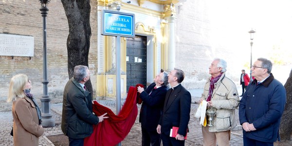 El alcalde inaugura la rotulación de la Plazuela Cristóbal Suárez de Ribera en la Puerta de Córdoba