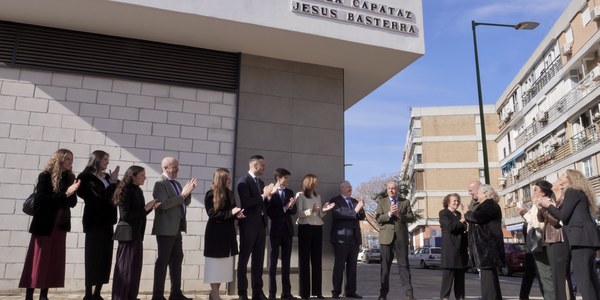 El Ayuntamiento homenajea al capataz Jesús Basterra con la inauguración de su plaza en Triana