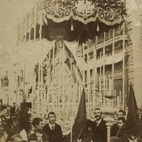 1. RAMÓN ALMELA. Paso de palio de la Virgen del Rosario de la Hermandad de Montesión. c.1886. Esta fotografía serviría de inspiración al pintor Joaquín Sorolla para el cuadro Los Nazarenos. El lienzo, pintado entre marzo y abril de 1914, pertenece a la serie Visiones de España que realizó para la Hispanic Society de Nueva York. © ICAS-SAHP, Fototeca Municipal de Sevilla, Colección J. J. Serrano