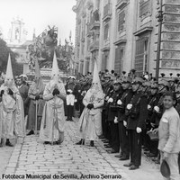 5. JUAN JOSÉ SERRANO GÓMEZ. Paso del Señor Atado a la Columna de la Hermandad de las Cigarreras en los jardines de la Real Fábrica de Tabacos. 1921-1925.  Esta hermandad que ostenta el título de Real desde 1882 tras residir en diversas iglesias a lo largo de su historia, desde 1905 saldría desde la capilla de la Fábrica de Tabacos. Actualmente lo hace desde su sede del barrio de Los Remedios. © ICAS-SAHP, Fototeca Municipal de Sevilla, Archivo Serrano