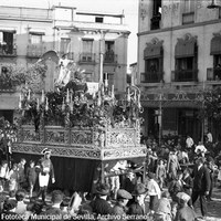 7. JUAN JOSÉ SERRANO GÓMEZ. Paso de misterio de la Oración en el Huerto de la Hermandad de Montesión en la Alameda de Hércules. 1931.  La imagen del Señor, obra de Jerónimo Hernández, figura en este paso estrenado en 1908 y destruido durante la Guerra Civil, tras el saqueo y expolio de los enseres procesionales de la hermandad.  © ICAS-SAHP, Fototeca Municipal de Sevilla, Archivo Serrano