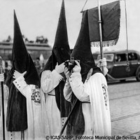 10. JUAN JOSÉ SERRANO GÓMEZ. El nazareno fotógrafo. Hermandad de San Benito. 1938.  Una mirada distinta a través del antifaz y del objetivo de la cámara. El nazareno no se resigna a ser solo el motivo fotografiado. © ICAS-SAHP, Fototeca Municipal de Sevilla, Archivo Serrano