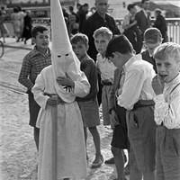 13. ÁNGEL GÓMEZ BEADES GELÁN. Joven nazareno de la Hermandad de San Gonzalo.  La Hermandad de San Gonzalo hace su primera salida a Sevilla desde el barrio trianero en 1948. Prevista para el año anterior, no pudo realizarla a causa de la inundación de la parroquia por las lluvias. El niño atrae la atención, y quizás la envidia, de sus amigos del Barrio León.  © ICAS-SAHP, Fototeca Municipal de Sevilla, Archivo Gelán