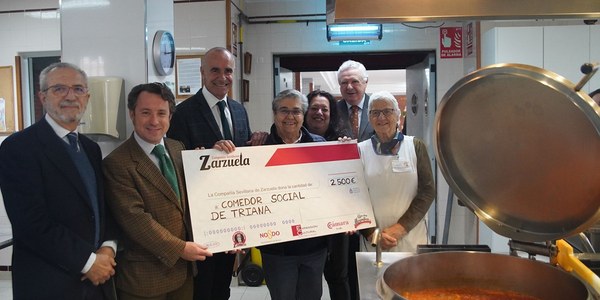 El alcalde asiste a la entrega al Comedor Social de Triana del donativo del VIII Concierto Solidario de Navidad organizado por la Compañía Sevillana de Zarzuela