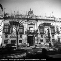 Fachada principal del Palacio de Sánchez-Dalp en la plaza del Duque de la Victoria.  La plaza presenta la fisonomía que se le dio en la reforma de 1924, con arriates, bancos, pavimentación con mármol y plantación de fresnos y palmeras. 1960 ca. ©ICAS-SAHP, Fototeca Municipal de Sevilla, colección Martínez Ramos