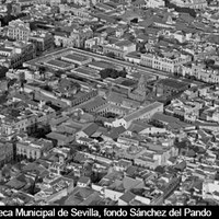 Vista parcial del centro histórico de la ciudad. Plaza de la Encarnación y mercado central. 1926 © ICAS-SAHP, Fototeca Municipal de Sevilla, fondo Sánchez del Pando