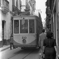 La estrechez de la antigua calle Imagen originaba que el tranvía de la línea 25 dejara un mínimo espacio entre ambas aceras para el paso de los peatones. 1952-1953 ©ICAS-SAHP, Fototeca Municipal de Sevilla, fondo Serrano