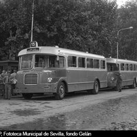 Inauguración y bendición de los autobuses urbanos de la línea 15 Plaza de la Encarnación-Gran Plaza. 14 de agosto de 1959. ©ICAS-SAHP, Fototeca Municipal de Sevilla, fondo Gelán