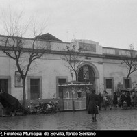 Ambiente de un día de mercado en la fachada norte junto a la embocadura de la calle Regina. 1962 ©ICAS-SAHP, Fototeca Municipal de Sevilla, fondo Serrano