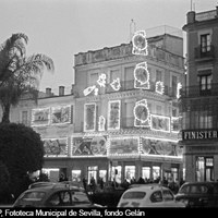 Decoración navideña en el edificio de Almacenes Vázquez (tejidos y confección) en la esquina de la calle Puente y Pellón. 1965 ©ICAS-SAHP, Fototeca Municipal de Sevilla, fondo Gelán