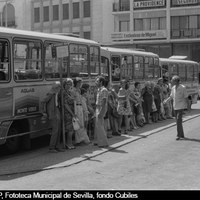 Parada de microbuses de la línea B Los Remedios-Plaza de la Encarnación. Esta línea se había inaugurado en 1966. 1978-1979 ©ICAS-SAHP, Fototeca Municipal de Sevilla, fondo Cubiles