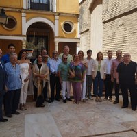 Foto de familia en el Alcázar con los artistas Bienal