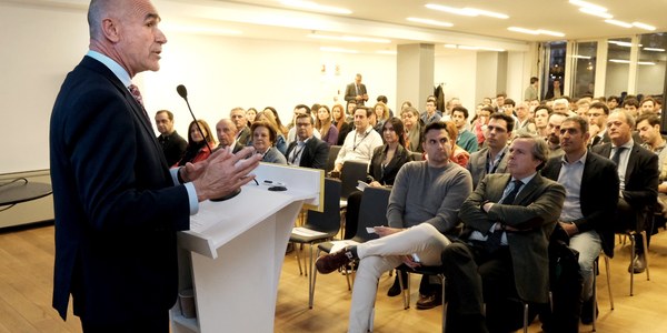 El alcalde anuncia que facilitará una sede propia al proyecto de emprendimiento tecnológico La Fábrica de Sevilla para consolidarlo y que pueda desarrollar una oficina de asesoramiento a jóvenes emprendedores, nuevas empresas y nómadas digitales