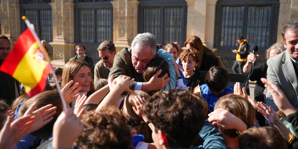 El Ayuntamiento organiza una gincana escolar por el Día de la Constitución Española a la que José Luis Sanz ha puesto broche final defendiendo que “Sevilla seguirá protegiendo y cuidando los derechos de los niños”