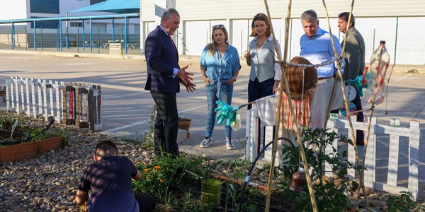 El Gobierno de Sanz construye un área de juegos infantiles en el espacio abandonado junto a la calle Japón, en Sevilla Este