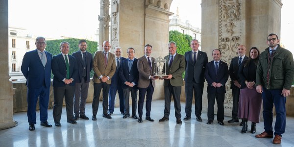 El alcalde de Sevilla recibe a la nueva junta de gobierno de la Hermandad de la Hiniesta