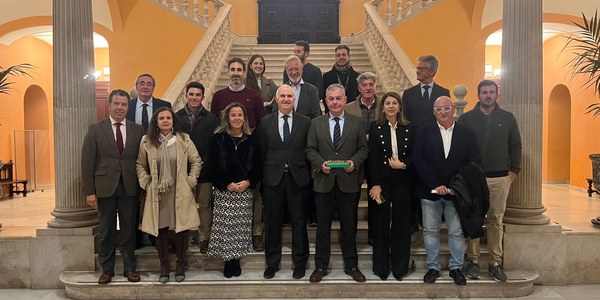 El Ayuntamiento de Sevilla y la Federación Andaluza de Remo abordan la reactivación de la mesa sectorial para los usos del Guadalquivir