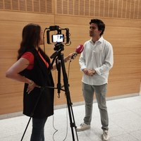 Luis Ybarra siendo entrevistado por los medios