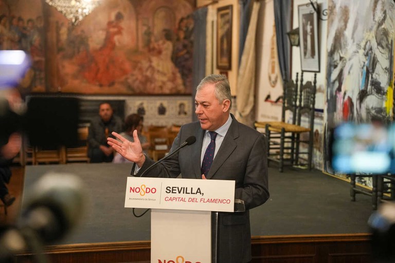 José Luis Sanz, alcalde de Sevilla en la presentación.jpg