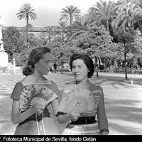 Un día de intenso calor en la Plaza Nueva. Julio de 1957 ©ICAS-SAHP, Fototeca Municipal de Sevilla, fondo Gelán