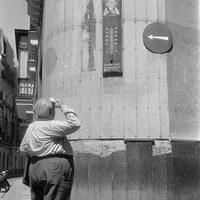 Una miradita al termómetro pañuelo en mano. 1960-1965 ©ICAS-SAHP, Fototeca Municipal de Sevilla, fondo Serrano