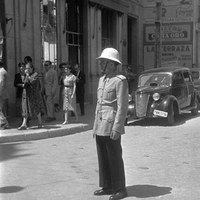 Nuevos uniformes de la Policía Local para los meses de verano. 1951 ©ICAS-SAHP, Fototeca Municipal de Sevilla, fondo Gelán