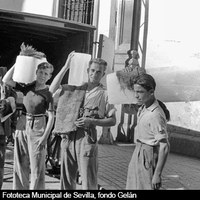 Reparto de barras de hielo para la conservación de alimentos y bebidas. 1953 ©ICAS-SAHP, Fototeca Municipal de Sevilla, fondo Gelán