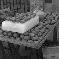 Un puesto de higos chumbos recién cogidos para refrescar la mañana. 1960-1965 ©ICAS-SAHP, Fototeca Municipal de Sevilla, fondo Serrano