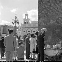 Un poco de agua fresca a la salida de la Catedral. 1966 ©ICAS-SAHP, Fototeca Municipal de Sevilla, fondo Manuel de Arcos