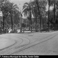 Aspecto de la Plaza Nueva una tarde calurosa de julio. En el centro, una curiosa sombrilla para el policía local. 1953 ©ICAS-SAHP, Fototeca Municipal de Sevilla, fondo Gelán