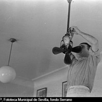 Otra forma de aliviar la temperatura en el interior de un bar del centro. 1960-1965. ©ICAS-SAHP, Fototeca Municipal de Sevilla, fondo Serrano