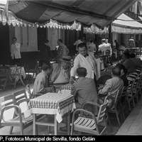 Los toldos de los restaurantes de la calle General Polavieja permitían servir en las mesas exteriores. Julio de 1951 ©ICAS-SAHP, Fototeca Municipal de Sevilla, fondo Gelán