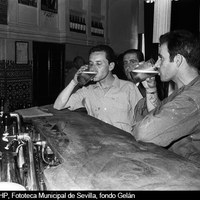 En el interior de los bares dando buena cuenta de una cerveza de tirador bien fría. Julio de 1968 ©ICAS-SAHP, Fototeca Municipal de Sevilla, fondo Gelán