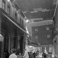 Velas y toldos en la calle General Polavieja. Al fondo, la plaza de San Francisco y el Ayuntamiento. 1953 ©ICAS-SAHP, Fototeca Municipal de Sevilla, fondo Gelán