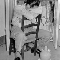 Ventana abierta y el búcaro a los pies. Otra forma de dormir la siesta en verano. 1959 ©ICAS-SAHP, Fototeca Municipal de Sevilla, fondo Serrano