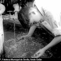 Un momento para refrescarse en la fuente. 1953 ©ICAS-SAHP, Fototeca Municipal de Sevilla, fondo Gelán
