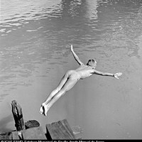 El río Guadalquivir siempre ha sido un peligroso lugar de disfrute para la chiquillería. Septiembre de 1956 ©ICAS-SAHP, Fototeca Municipal de Sevilla, fondo Manuel de Arcos