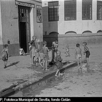 Niños refrescándose en una fuente de la calle Pagés del Corro en Triana. 1951 ©ICAS-SAHP, Fototeca Municipal de Sevilla, fondo Gelán