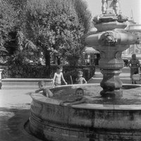 La fuente de la ya remozada plaza de la Encarnación convertida en improvisada piscina. 1960-1962 ©ICAS-SAHP, Fototeca Municipal de Sevilla, fondo Serrano