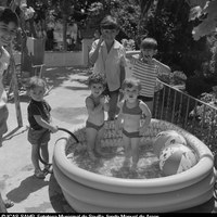 Los más afortunados escapaban los veranos a la Sierra Norte. Constantina, 1966 ©ICAS-SAHP, Fototeca Municipal de Sevilla, fondo Manuel de Arcos