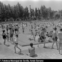 Inauguradas sus instalaciones en 1958, Piscinas Sevilla fue un referente de ocio y deporte hasta bien entrado el siglo XXI. 1960 ©ICAS-SAHP, Fototeca Municipal de Sevilla, fondo Serrano