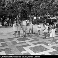 Juegos de niños en la Plaza Nueva al caer la tarde. Julio de 1965 ©ICAS-SAHP, Fototeca Municipal de Sevilla, fondo Cubiles