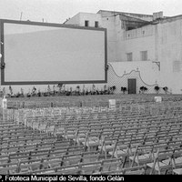 Para terminar el día, una sesión doble en el Cinema Gran Poder, situado en el n. 83 de la calle del mismo nombre. Inaugurado en 1958, su cierre definitivo llegó en 1967. ©ICAS-SAHP, Fototeca Municipal de Sevilla, fondo Gelán