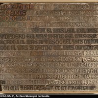 Vaciado en yeso de la inscripción castellana del monumento funerario de Fernando III. Copia del siglo. XX.  Catedral de Sevilla.