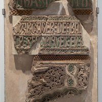  Fragmentos de yeserías de la mezquita almohade de Sevilla. 1172-1176 / 1182-1198. Yeso con restos de policromía. Catedral de Sevilla.