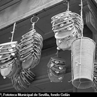 Venta de panderetas y zambombas en un comercio del centro de la ciudad. 1962. ©ICAS-SAHP, Fototeca Municipal de Sevilla, fondo Gelán 
