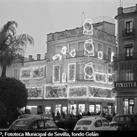 Alumbrado navideño en la Plaza de la Encarnación y la embocadura de la calle Puente y Pellón. 1965 ©ICAS-SAHP, Fototeca Municipal de Sevilla, fondo Gelán