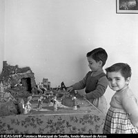Colocando el Nacimiento. 1954 ©ICAS-SAHP, Fototeca Municipal de Sevilla, fondo Manuel de Arcos 