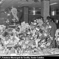 Cestas de Navidad en los escaparates del centro de la ciudad. 1960-1965 ©ICAS-SAHP, Fototeca Municipal de Sevilla, fondo Cubiles 