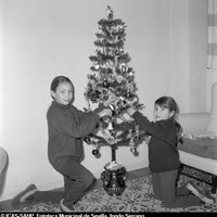 Colocando el árbol de Navidad. 1967 ©ICAS-SAHP, Fototeca Municipal de Sevilla, fondo Serrano